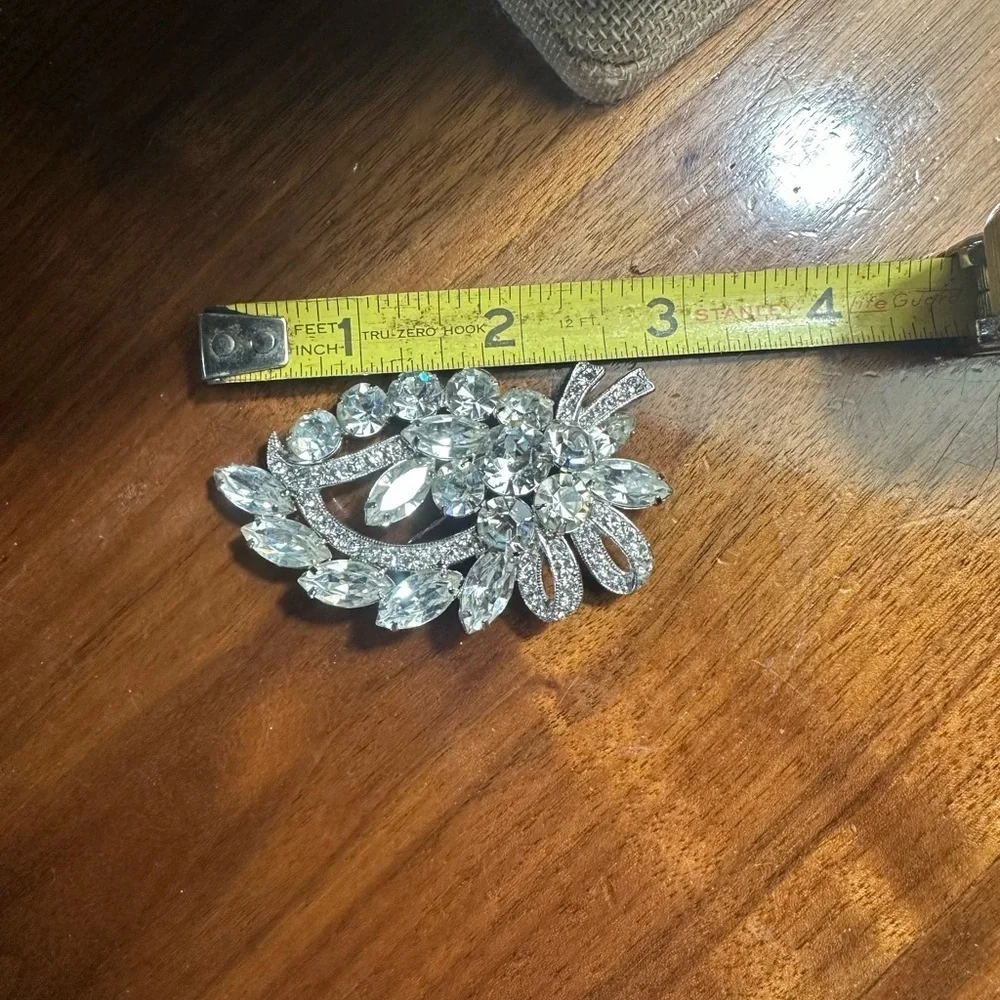 Elegant vintage Eisenberg Ice floral motif Brooch in Silver